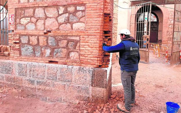 La fachada de la Cárcel Vieja de Murcia recupera los colores originales de las piedras