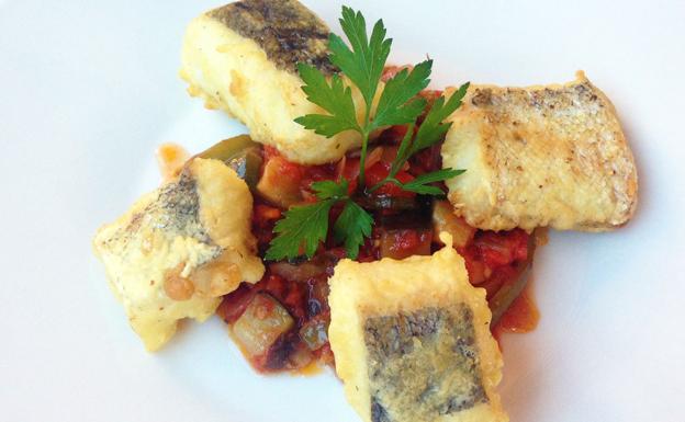 Merluza en tempura con pisto