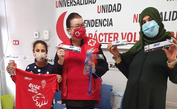 ESP Solutions regala camisetas del Real Murcia a niños atendidos por Cruz Roja en la Región