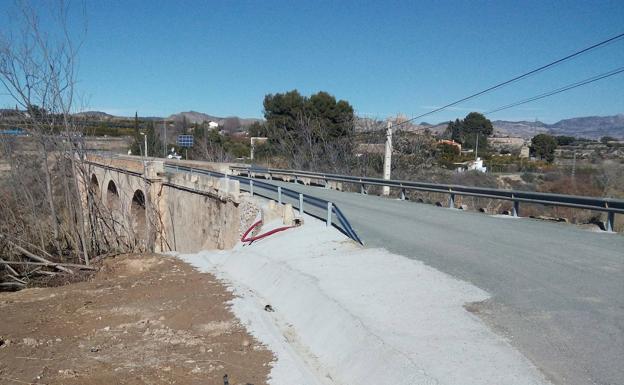 La Consejería de Fomento arregla el antiguo puente sobre el río Pliego, dañado en la DANA del 2019