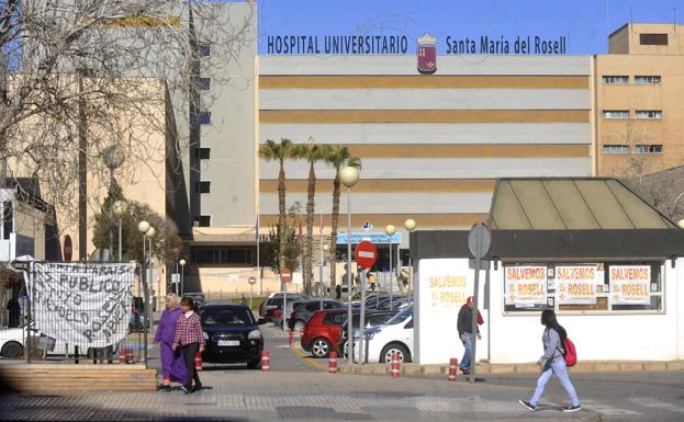 Investigan la muerte de un hombre en el parking del Rosell de Cartagena