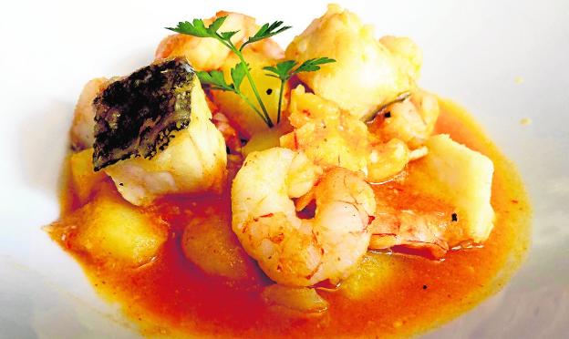 Guiso de patatas con gambas y bacalao