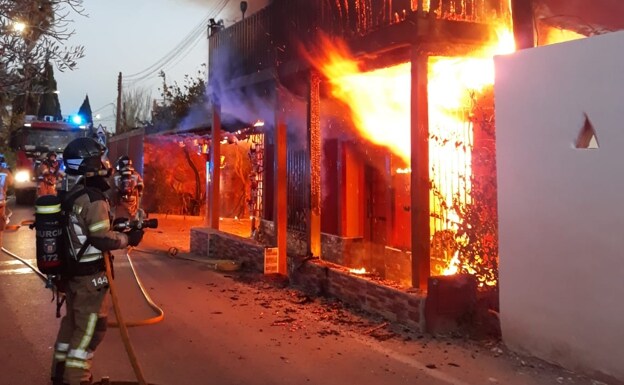 Un incendio reduce a cenizas una casa de madera en La Arboleja