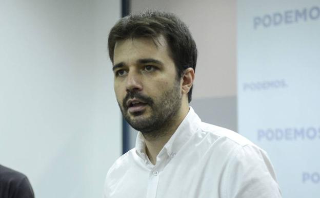 Podemos exige la dimisión del consejero de Salud por el «disparate injustificable» de su vacunación