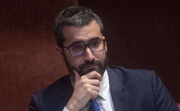 El PSOE acusa al Gobierno regional de actuar «como una mafia» y aprovechar sus privilegios para vacunarse