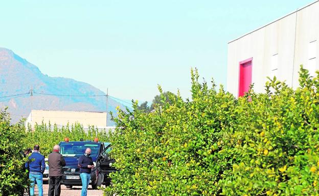 Fallece un trabajador de 30 años tras precipitarse desde una altura de cinco metros en una nave industrial en Alquerías