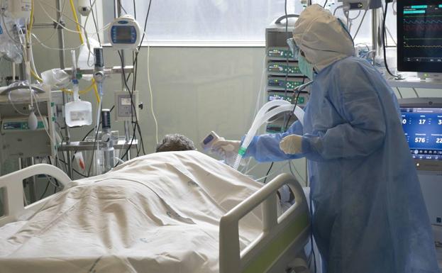 Los ingresos hospitalarios se disparan en más de un centenar y la Región registra otros doce fallecidos