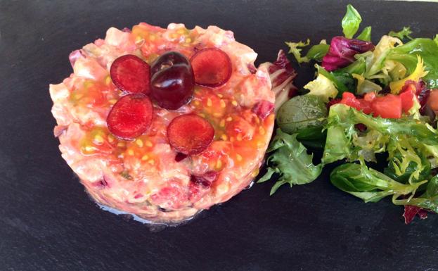 Tartar de salmón y cerezas