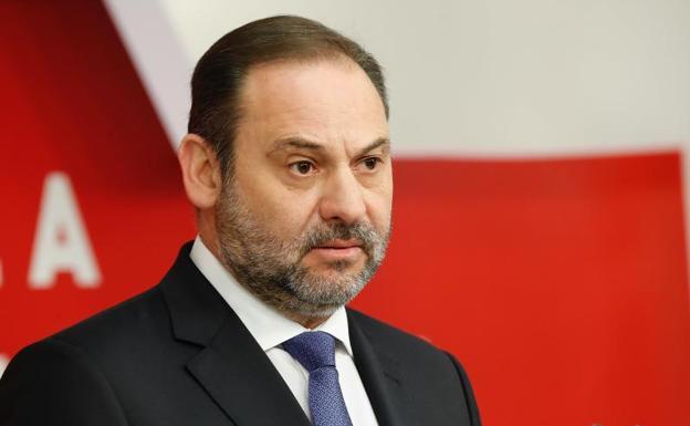 Ábalos considera «especialmente grave» que el consejero de Salud de la Región se vacune «saltándose su propio protocolo»