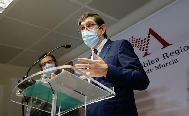 Manuel Villegas se disculpa por vacunarse contra el coronavirus, pero se niega a dimitir