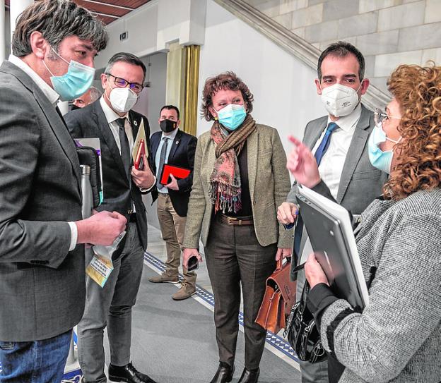 Cs se une a la oposición en la Asamblea para arrinconar al consejero