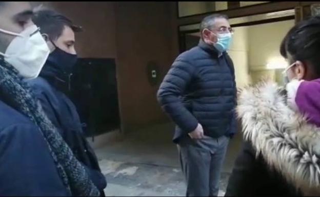 El «escrache» de un grupo de estudiantes al rector de la UMU