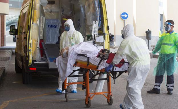 La falta de camas obliga a 'hospitalizar' en sus domicilios a pacientes Covid