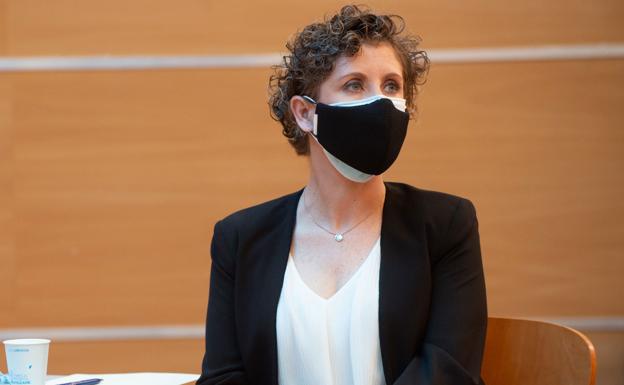 Un frente político y una investigación de la Fiscalía cercan a Esther Clavero