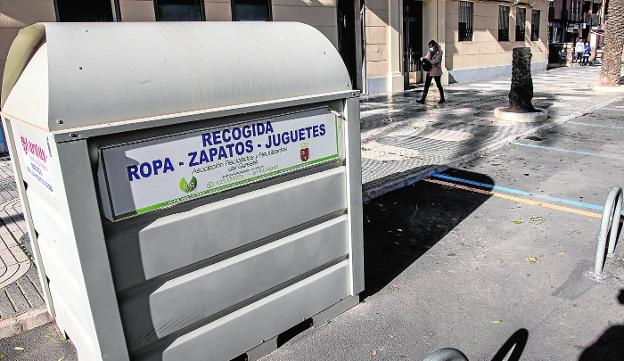Contenedores de Cartagena sin control municipal recogen medio millón de kilos de ropa usada cada año
