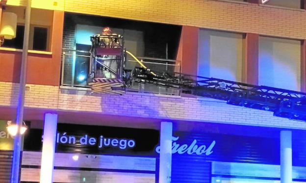 Arde una casa en Cabezo de Torres después de que los okupas fueran desalojados por orden judicial