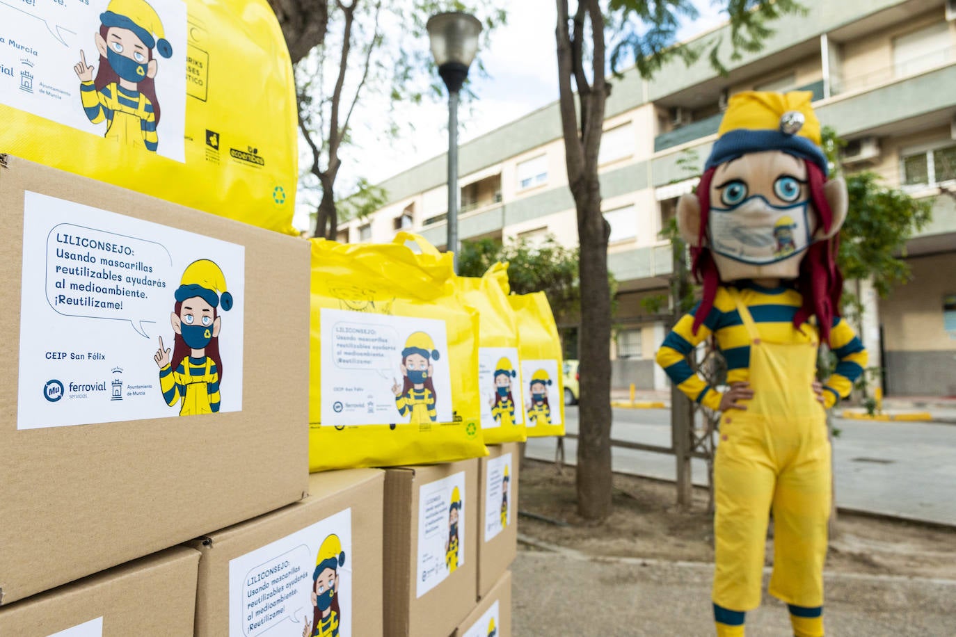 Las brigadas cívicas del servicio de Limpieza Viaria del Ayuntamiento de Murcia repartirán más de 45.000 mascarillas reutilizables