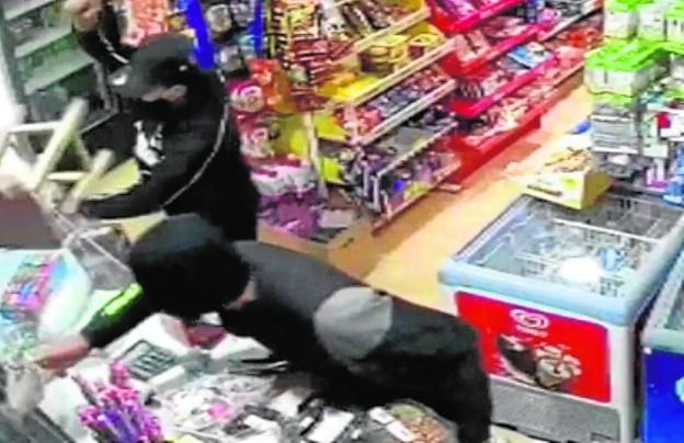 Buscan a dos jóvenes por asaltar con gran violencia un comercio chino de Mazarrón
