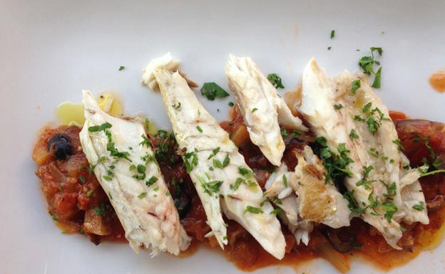 Lubina sobre cama de verduras