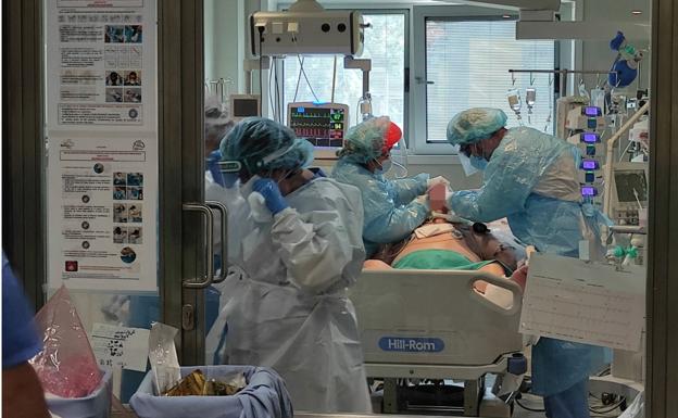 El desbordamiento de las UCI lleva a instalar camas de críticos en las áreas quirúrgicas