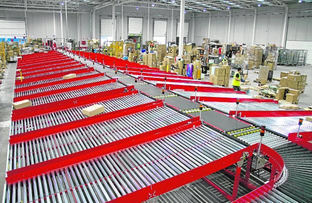 Correos Express instala una nueva máquina capaz de clasificar unos 3.400 objetos a la hora