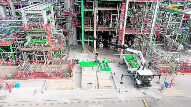 Las subcontratas buscan 4.000 obreros para seis grandes proyectos industriales en Cartagena este año