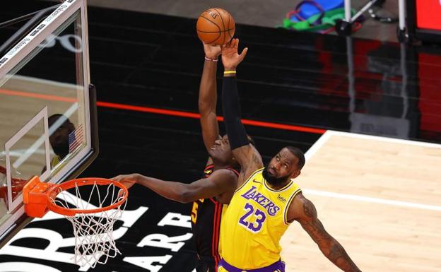 LeBron James decide ante los Hawks y lanza a los Lakers