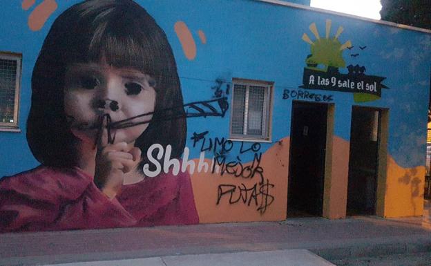Alumnos y profesores del colegio San Antonio de Molina protestan por una pintada ofensiva en un mural del centro