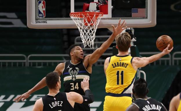 Antetokounmpo firma su tercer 'triple-doble' de la temporada