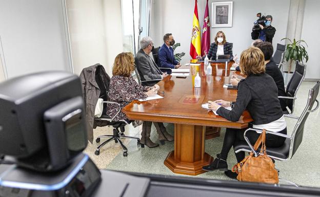 La Comunidad crea la Mesa de seguimiento social de enfermos de cáncer para tratar de mejorar la equidad de los pacientes