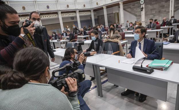 Un informe de Transparencia avisa de que solo los diputados pueden ver la lista de vacunados