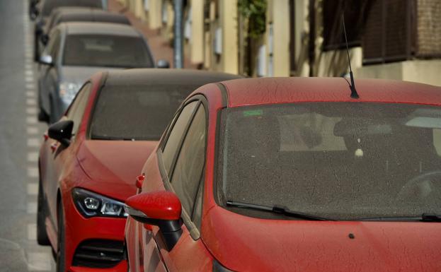 Una nube de polvo africano barre la Región y deja calles y coches cubiertos de barro