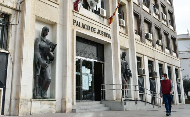 Rebajan la pena a un acusado de malversar en la Región por su ludopatía