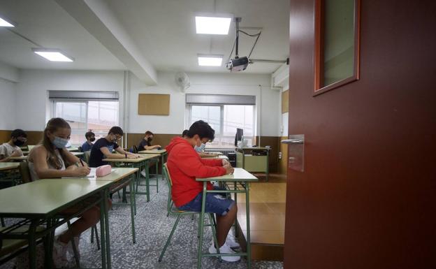 Continúan las quejas en los institutos que no imparten todas las clases en 'streaming'