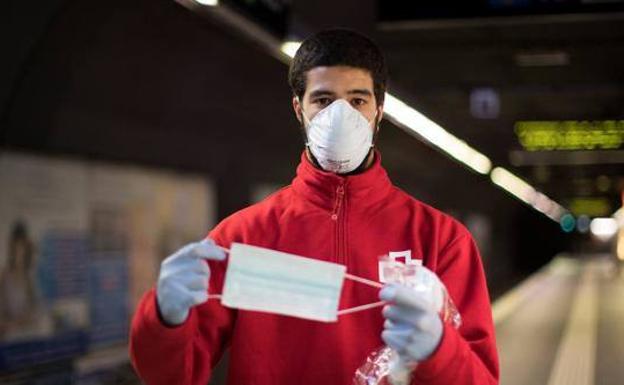 Lo que nunca debes hacer al ponerte la mascarilla