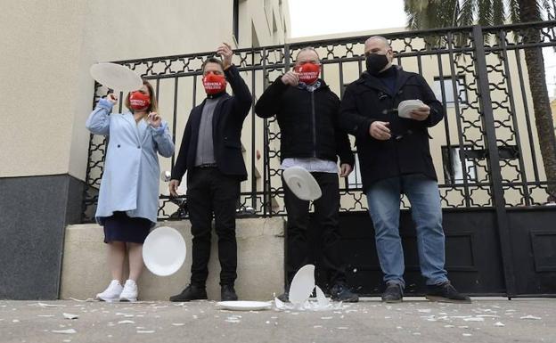 Platos rotos frente a la Delegación para exigir el rescate a la hostelería