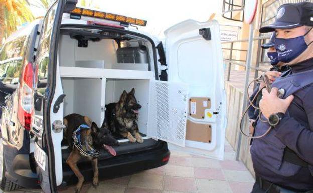 La alcaldesa de Jumilla presenta el nuevo vehículo para la Unidad Canina de la Policía Local