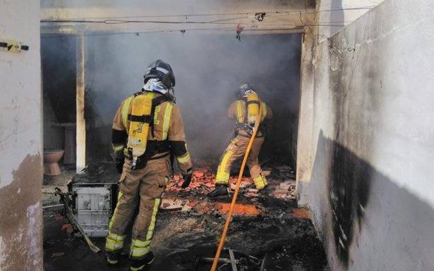 Atendidas dos personas por quemaduras en el incendio de una vivienda en la pedanía pachequera de Roldán