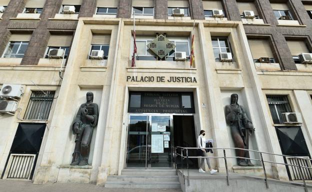 Aplazan el juicio a cinco acusados de estafar a extranjeros con la venta de viviendas ilegales en Gea y Truyols