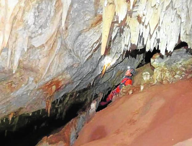 Hallan una cavidad vertical de 70 metros en Puerto Lumbreras