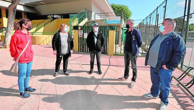 Los conserjes del Barnés de Murcia denuncian que están «en el aire» por la demora en el cambio de contrata