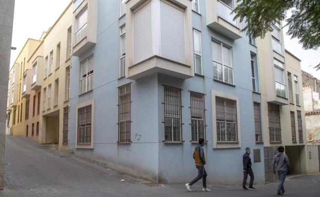 Los okupas del Barrio Universitario rechazan abandonar los pisos pese a la ayuda municipal
