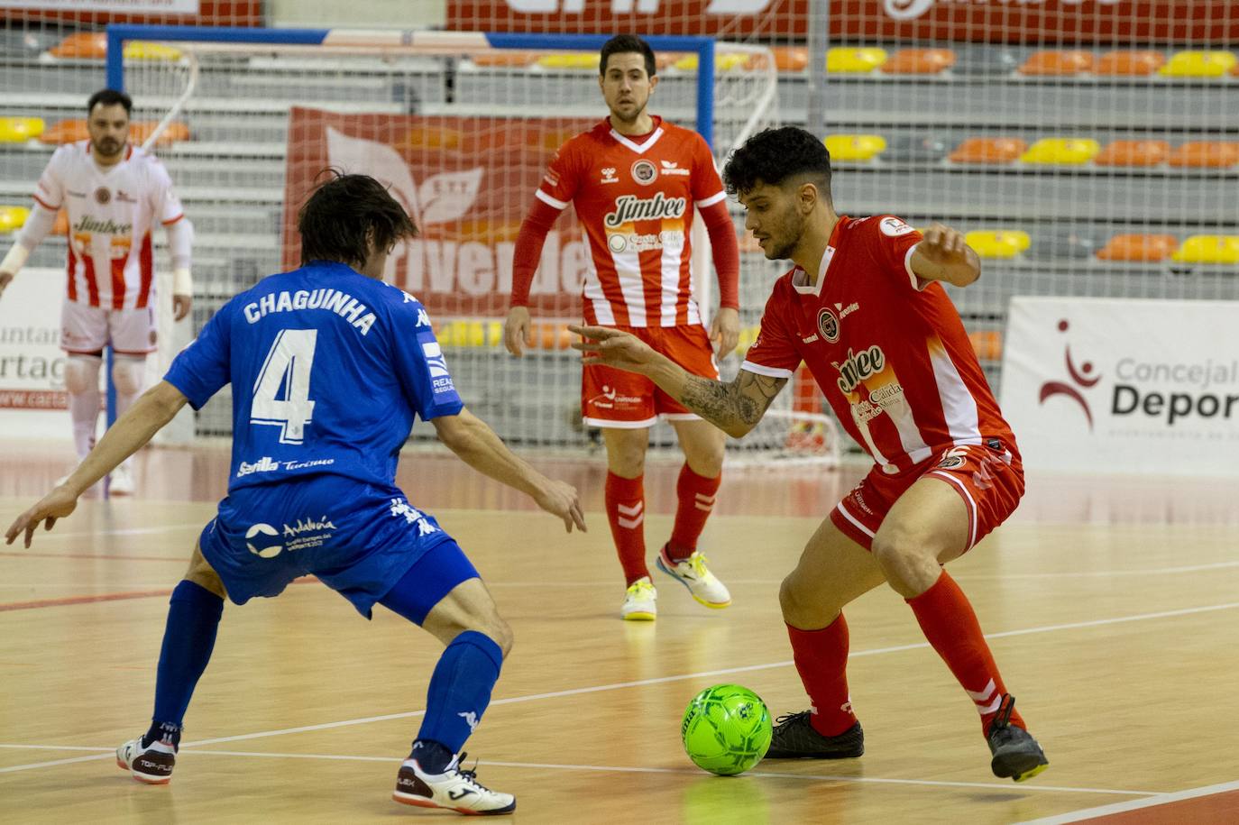 Chemi y Waltinho sostienen a un Jimbee que vuelve a ser líder