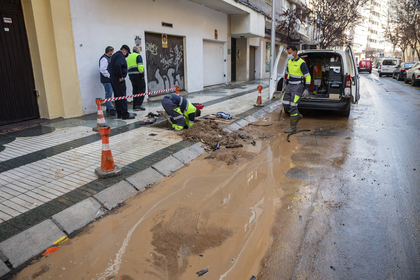 Un surtidor de 4 metros en Cartagena antes de entrar a clase