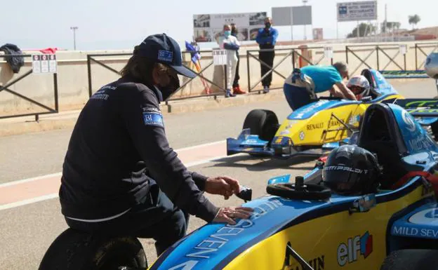 El piloto Emerson Fittipaldi acompaña a su hijo de 13 años a Cartagena para conducir un monoplaza