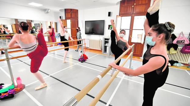 Clases de danza en un ambiente asfixiante