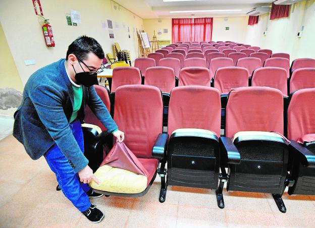 Algezares sigue a la espera de la rehabilitación de su salón de actos