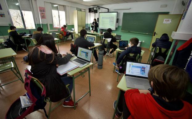 Educación aclara que «nunca» ha descartado la vuelta a la presencialidad total en las aulas de la Región