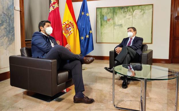 El ministro Planas tranquiliza a los exportadores y destaca la fortaleza del sector hortofrutícola regional