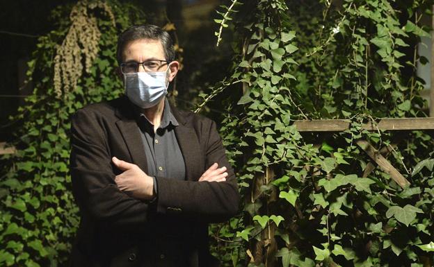 Asensio López: «Se decidió que nos vacunáramos de manera discreta, como un profesional más; no fue acertado»